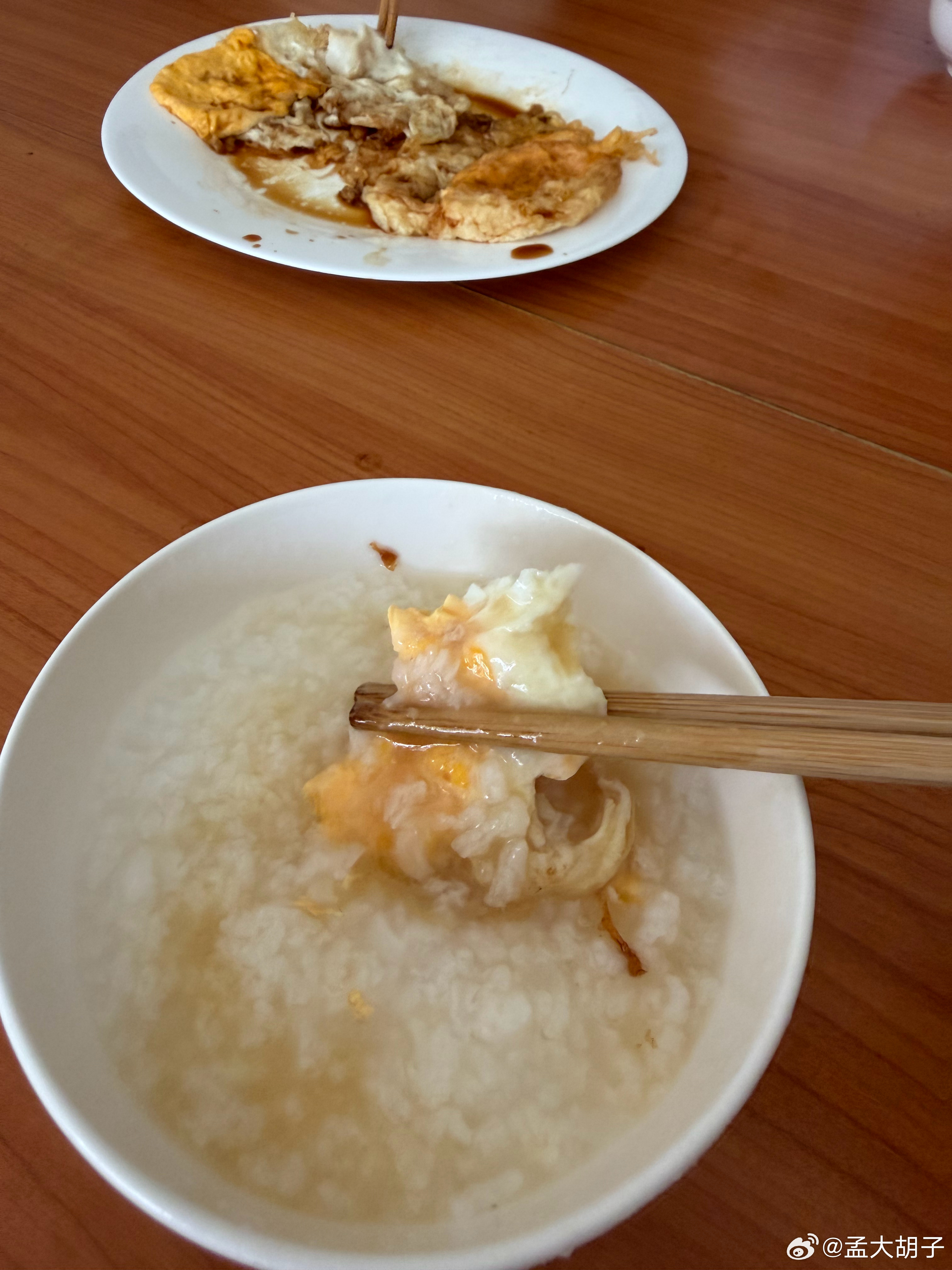 在泰国的早餐，让阿姨煮的煎蛋配稀饭，吃的比国内差