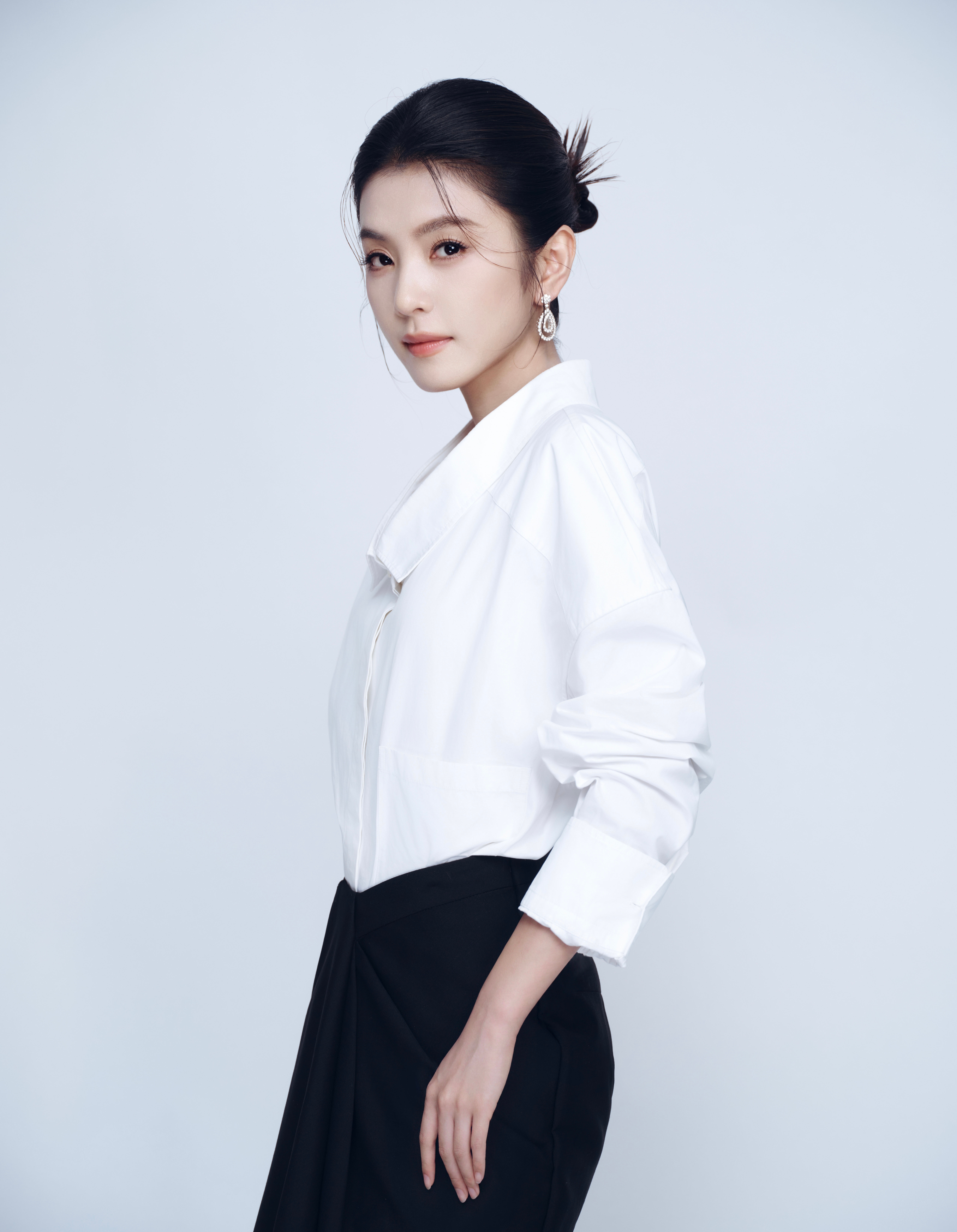 李云霄 in 第23届电影频道传媒关注单元活动，身着Givenchy衬衫半裙黑白