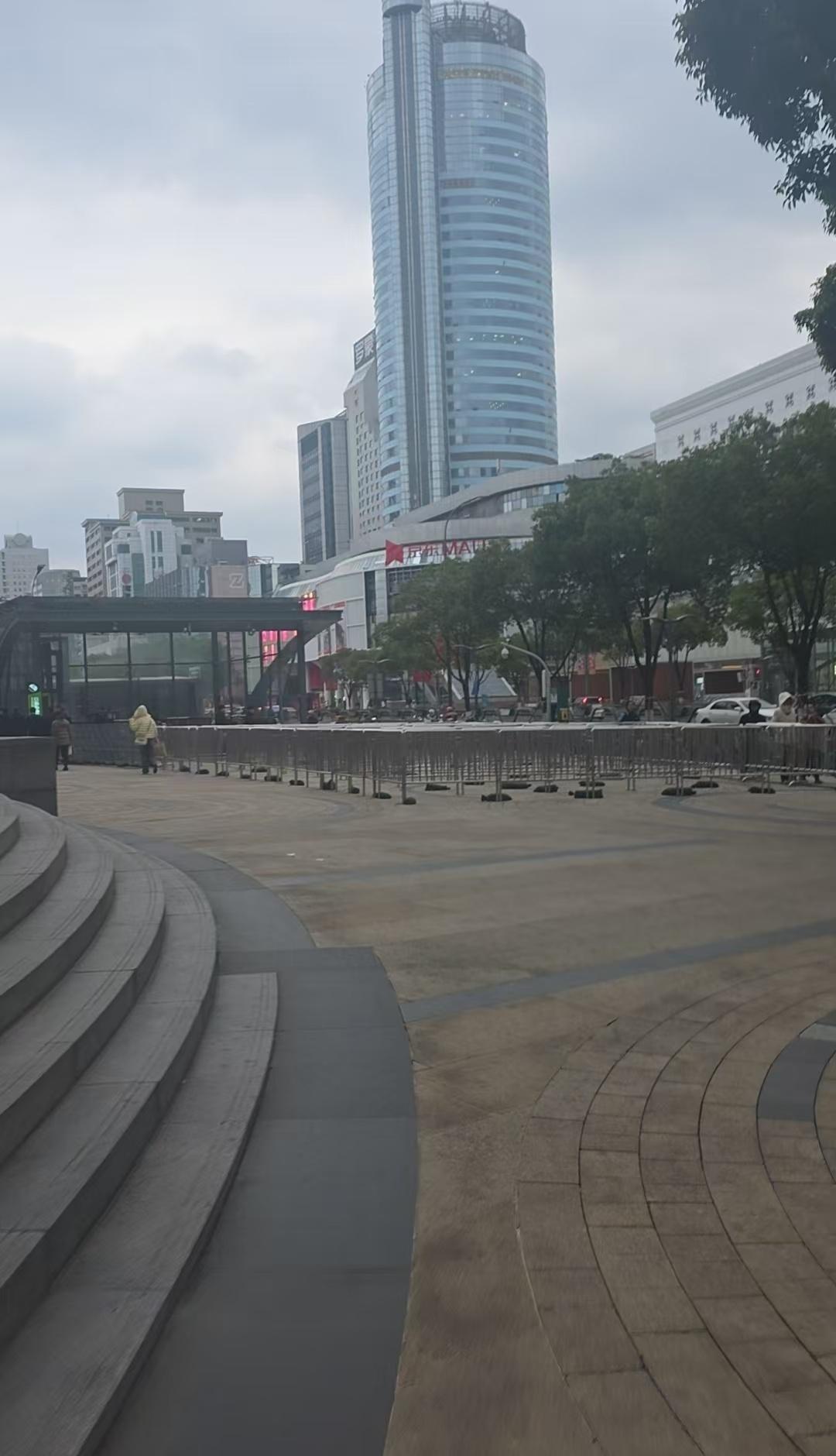 前方网友来报：宁波天一旁边的地铁站出入口已经准备好分流神器了。
今晚大家出行注意