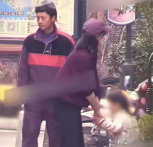 白百何带二胎儿子现身机场这个二胎儿子就是跟新男友生的吗，怎么这么低调哇 ​​​