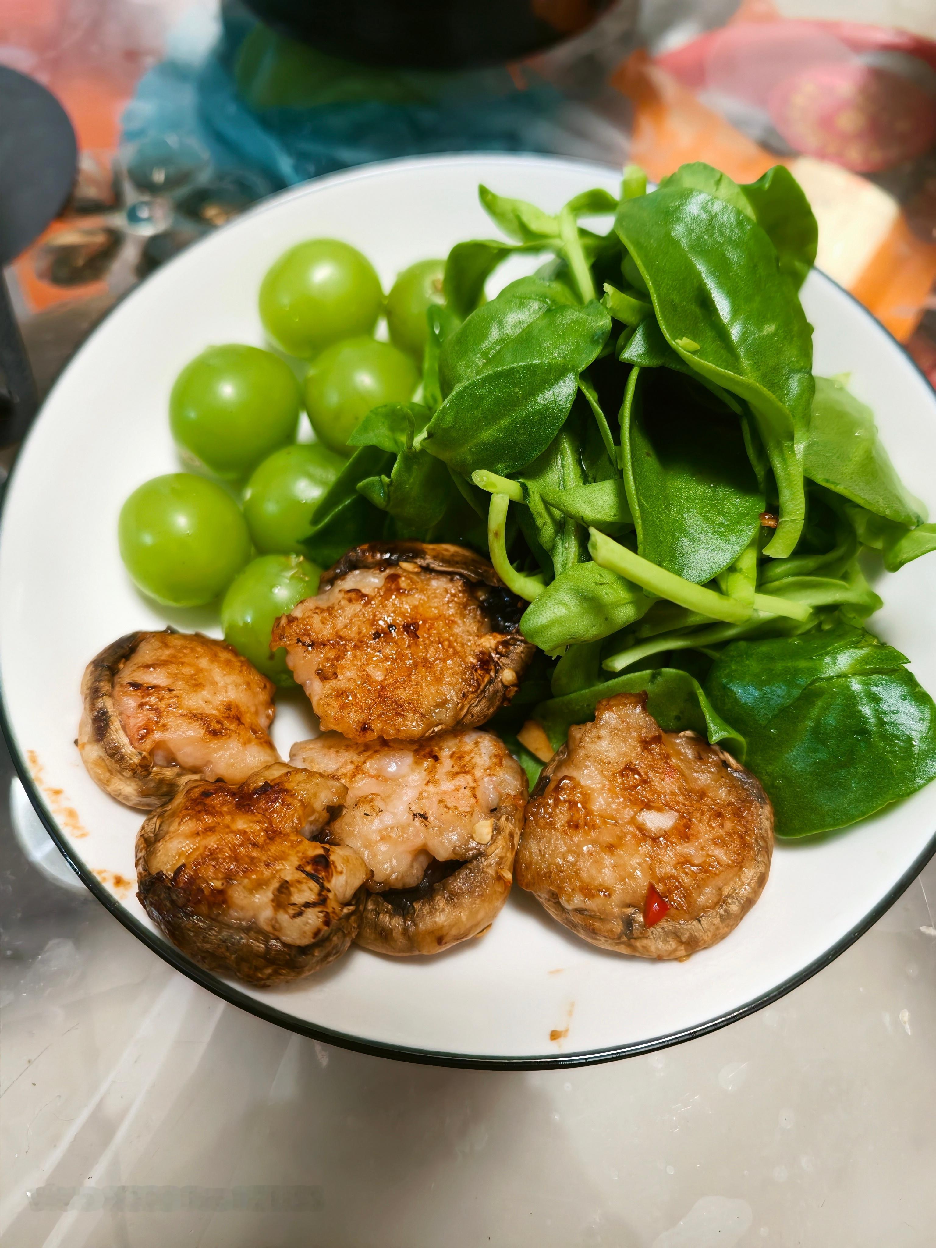 ！！！今天晚饭是媳妇搭配的，有水果提子，有肉虾滑，还有蔬菜蘑菇。我的日常plog