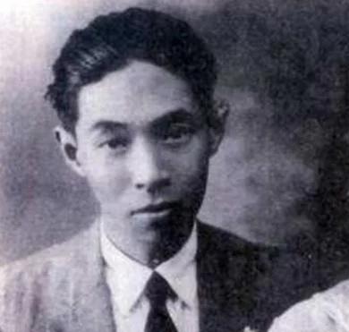 1928年，32岁的茅盾出轨23岁的女学生秦德君，不久秦德君便怀了孕，茅盾为难地