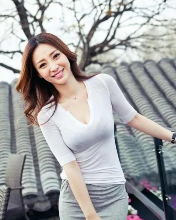 柳岩，本名杨  Luxy，是一位中国大陆著名的女演员、歌手和主持人。她以其多才多