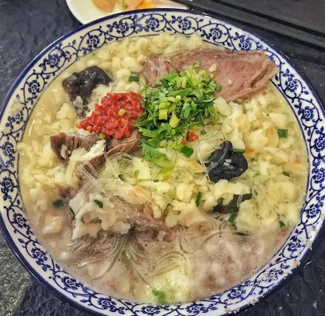 西安的羊肉泡馍其实就是古代行军军粮。近期西安的羊肉泡馍因价格贵而在互联网上闹得沸