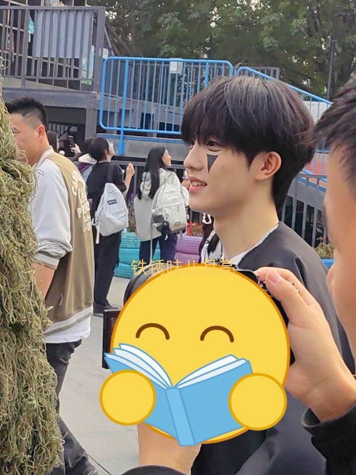 我男神怎么又被这么多人偶遇了 ​​​