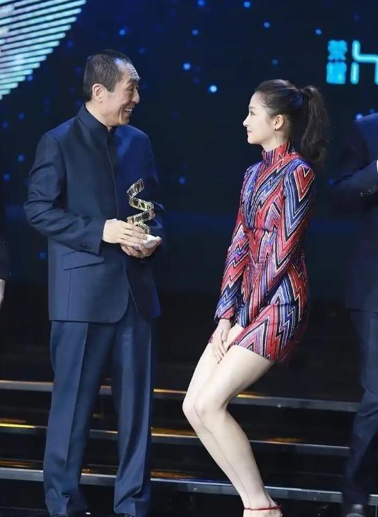 18年，在娱乐圈的颁奖台上，一位高挑女演员面对前辈突然蹲下身去，这举动到底为什么
