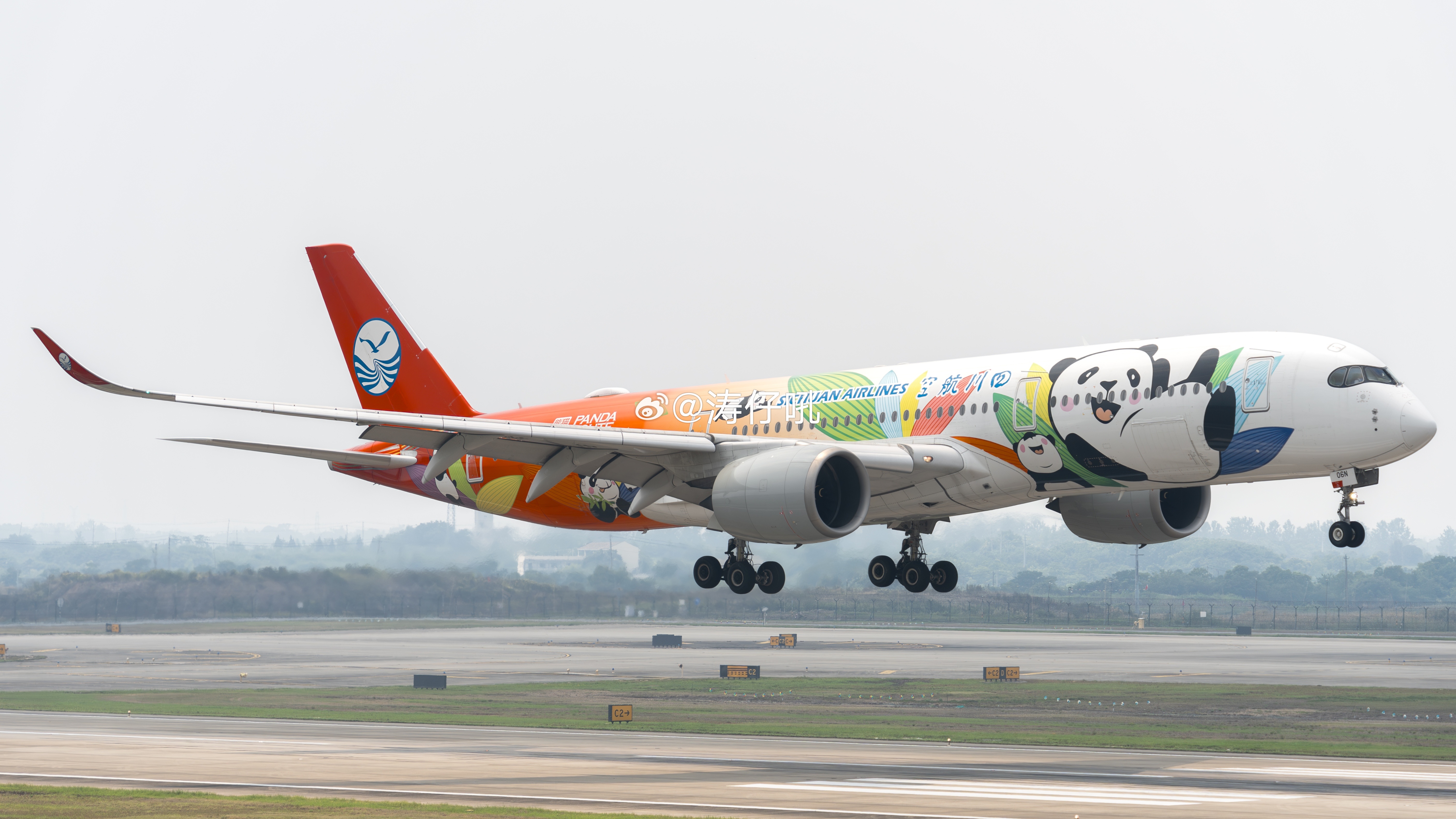 受淡季及国际高油价影响，四川航空计划自10月25日后调整以下三个航班班期，其余航