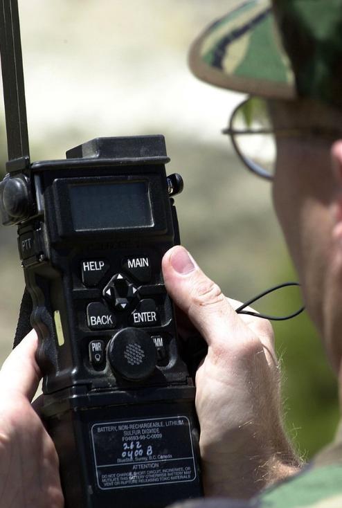 拯救这名美军飞行员的背后，一个无法被敌方识别，且向外界呼救的神器。
 
美国此次