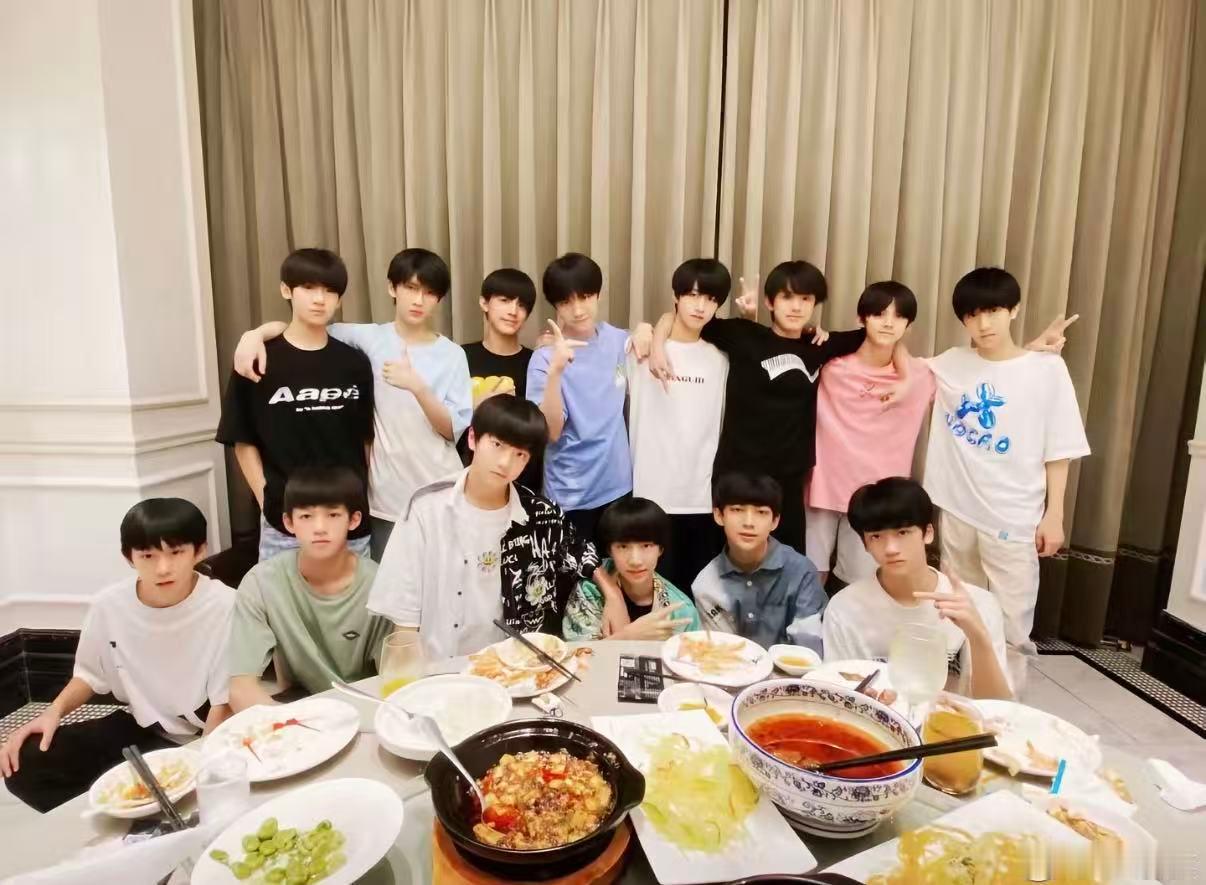 姚昱辰大学报到穿着5年前的衣服姚昱辰大学报到穿着练习生时期的衣服 我的眼睛在尿尿