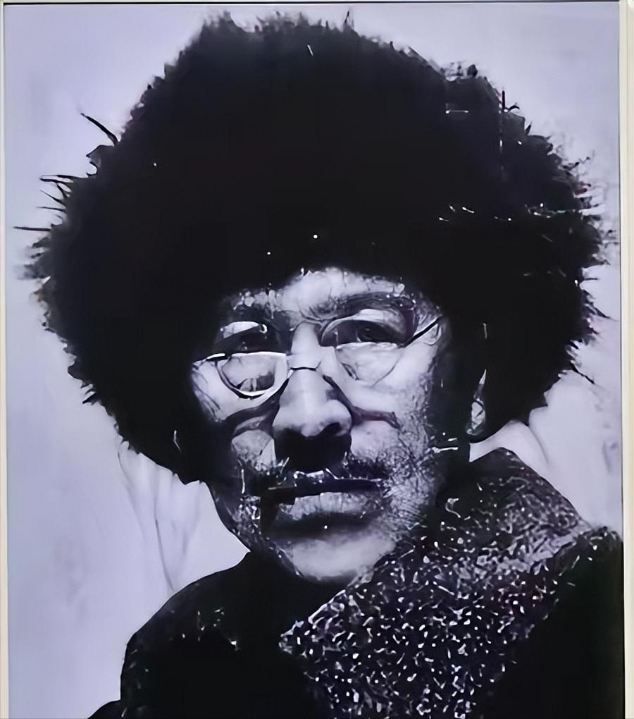 1937年，67岁的大地主戴万龄被日军擒获，为防其逃脱，日军竟用铁丝一头捆住他两