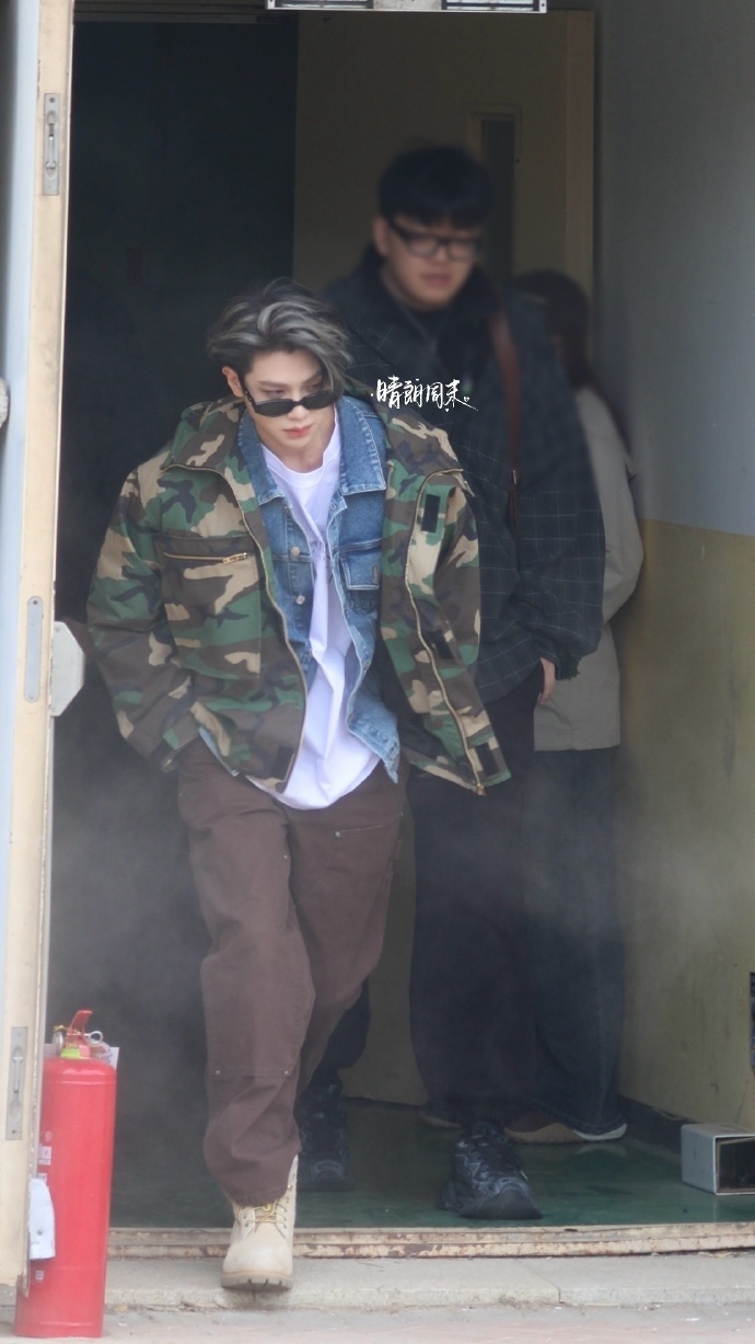 黄明昊叠穿look黄明昊挑染迷彩装 黄明昊挑染迷彩装，是牛仔、迷彩叠穿look满