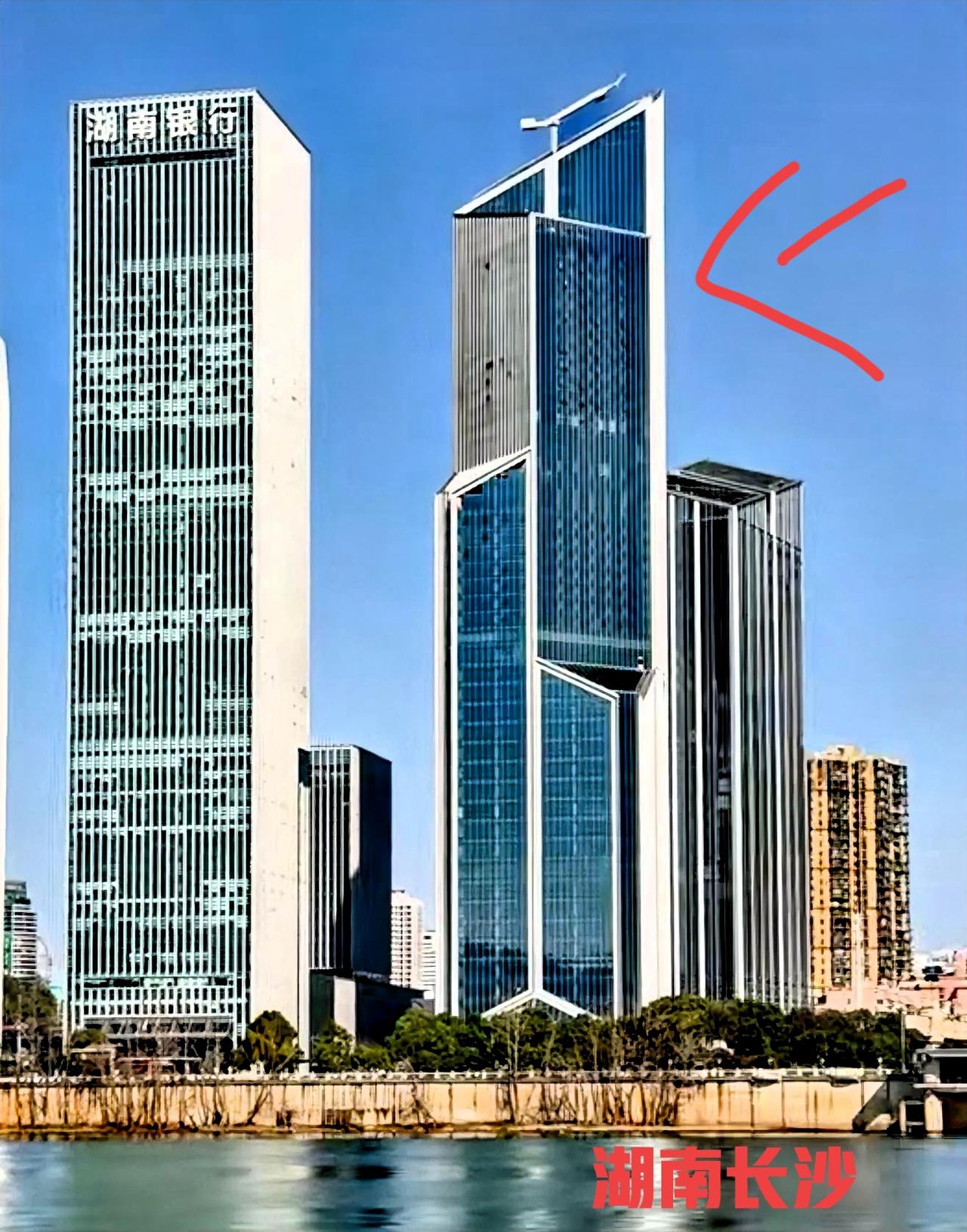 湖南长沙市，湘江边上的这栋楼挺有城市特色的一种美观，像这样的楼在城市里面真的太合