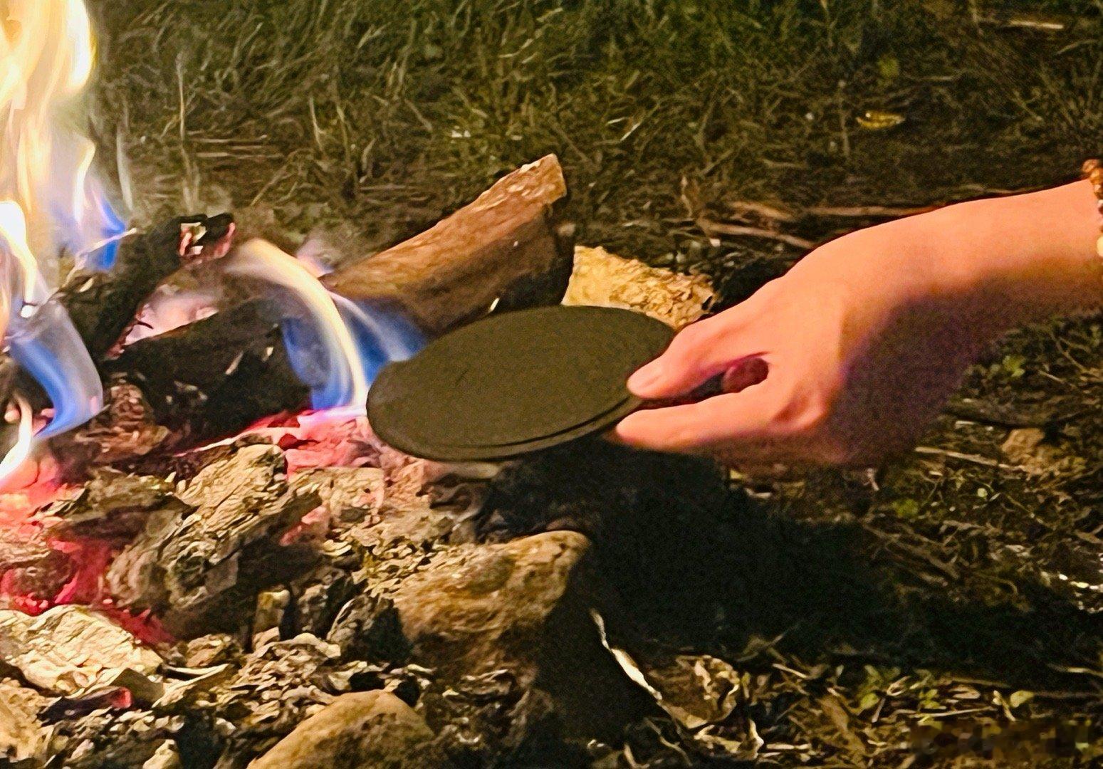 年轻人点燃蚊香的方式 