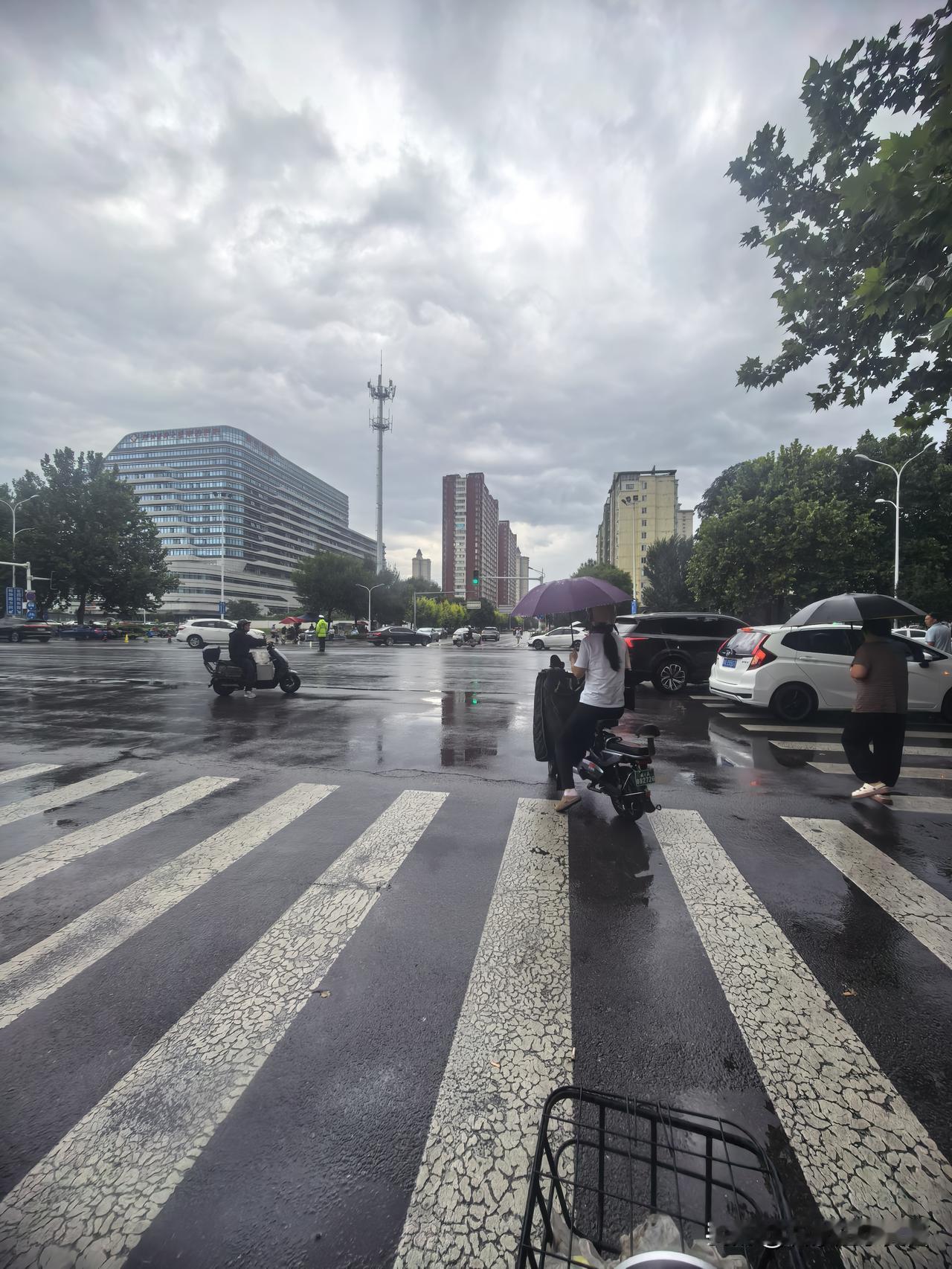 石家庄“牛马”对于上班这件事，风雨无阻！一早出发，就算天上下“刀子”也拦不住我还