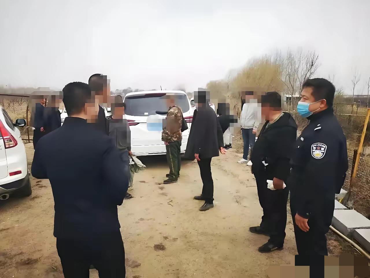 抓了条剧毒野生蛇，小伙和专家在派出所掰扯出来的这套“风险对冲”歪理，给在场的人都