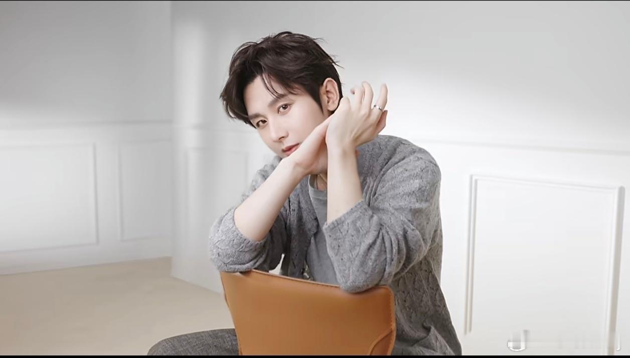 成毅珂润全球品牌代言人cy成毅正熏风。影摇花落喜相逢。晴光好，笑迎山海觅萍踪。万