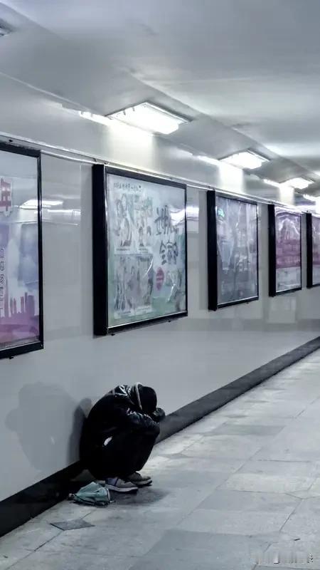 你的崩溃
也许
无人能懂
只有自己独自承受
你的无奈无助
也许没人会心疼
唯有自