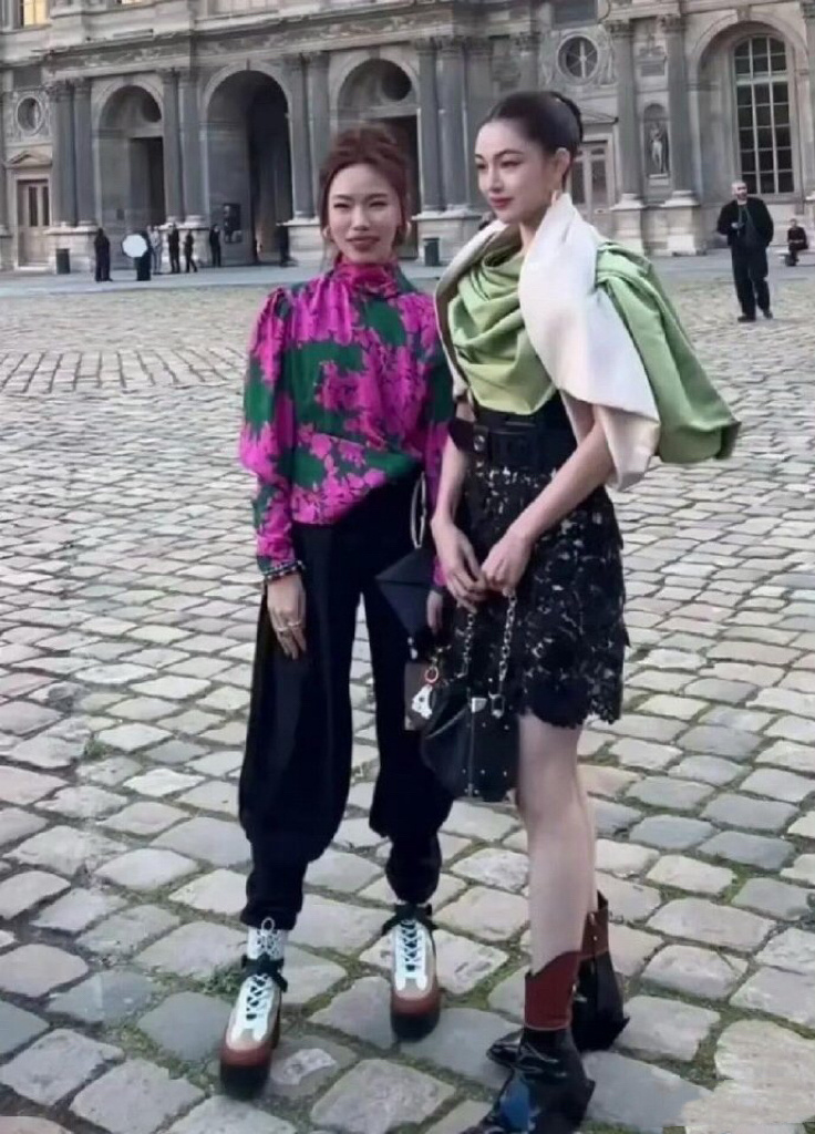 两张图，重新认识钟楚曦和刘亦菲的身高差 