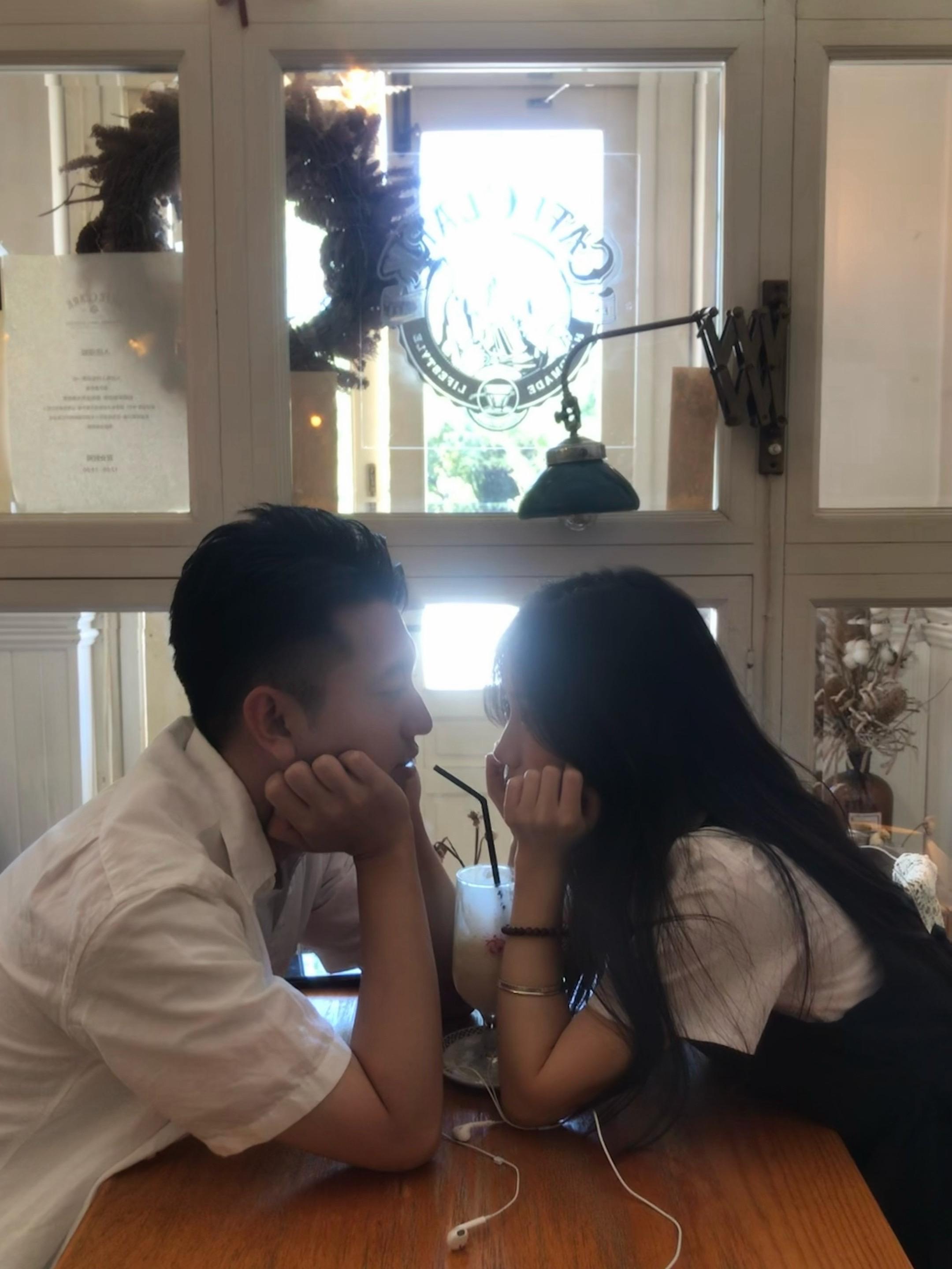 因为孤独的总和 让我们相互依偎着。