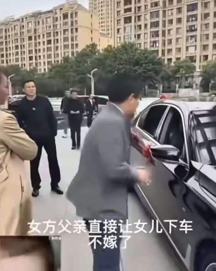 🌙“这个父亲是人间清醒！”一女子订婚时，说好的20万彩礼和4金，可在完婚当天，