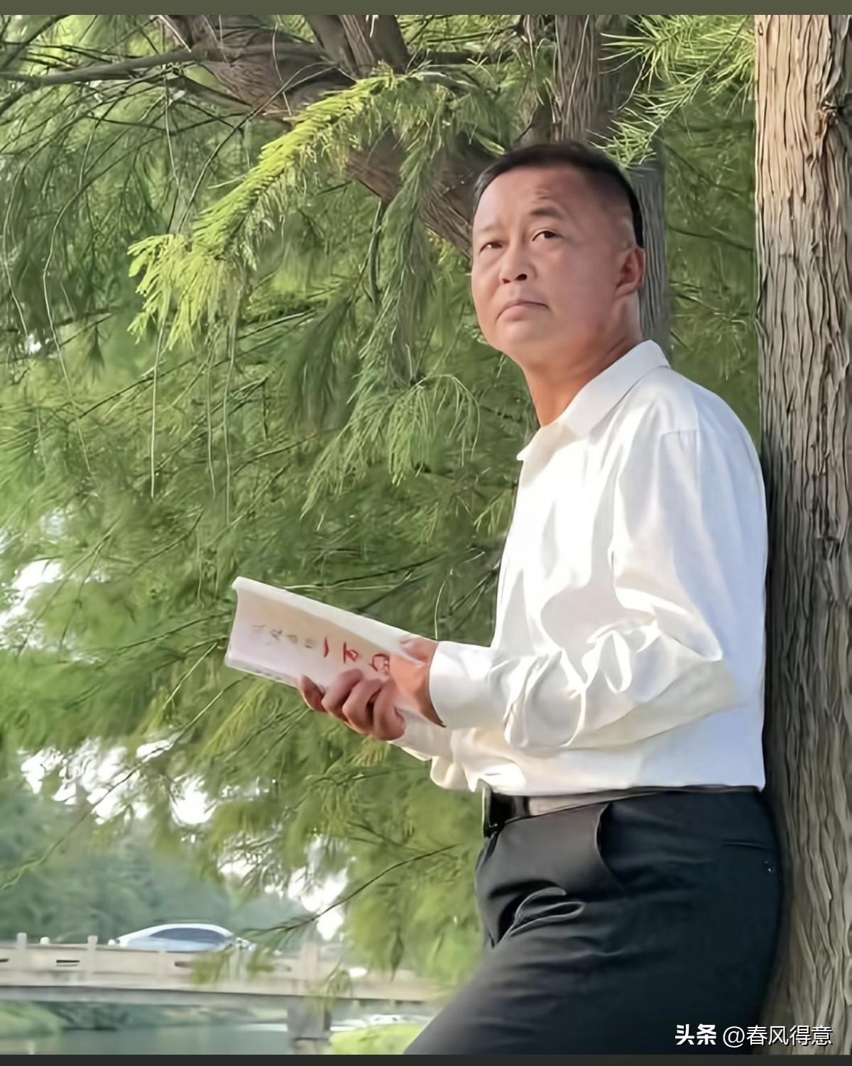 沈被封号，表面看是平台规则， 背后却是一个读书人被流量裏挟后的无奈。有人冒用他的