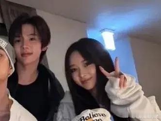 谁的cp又发糖 权志龙 朴舒俊 吉赛尔 将太郎世纪大合影 吉赛尔靠在将太郎旁边 