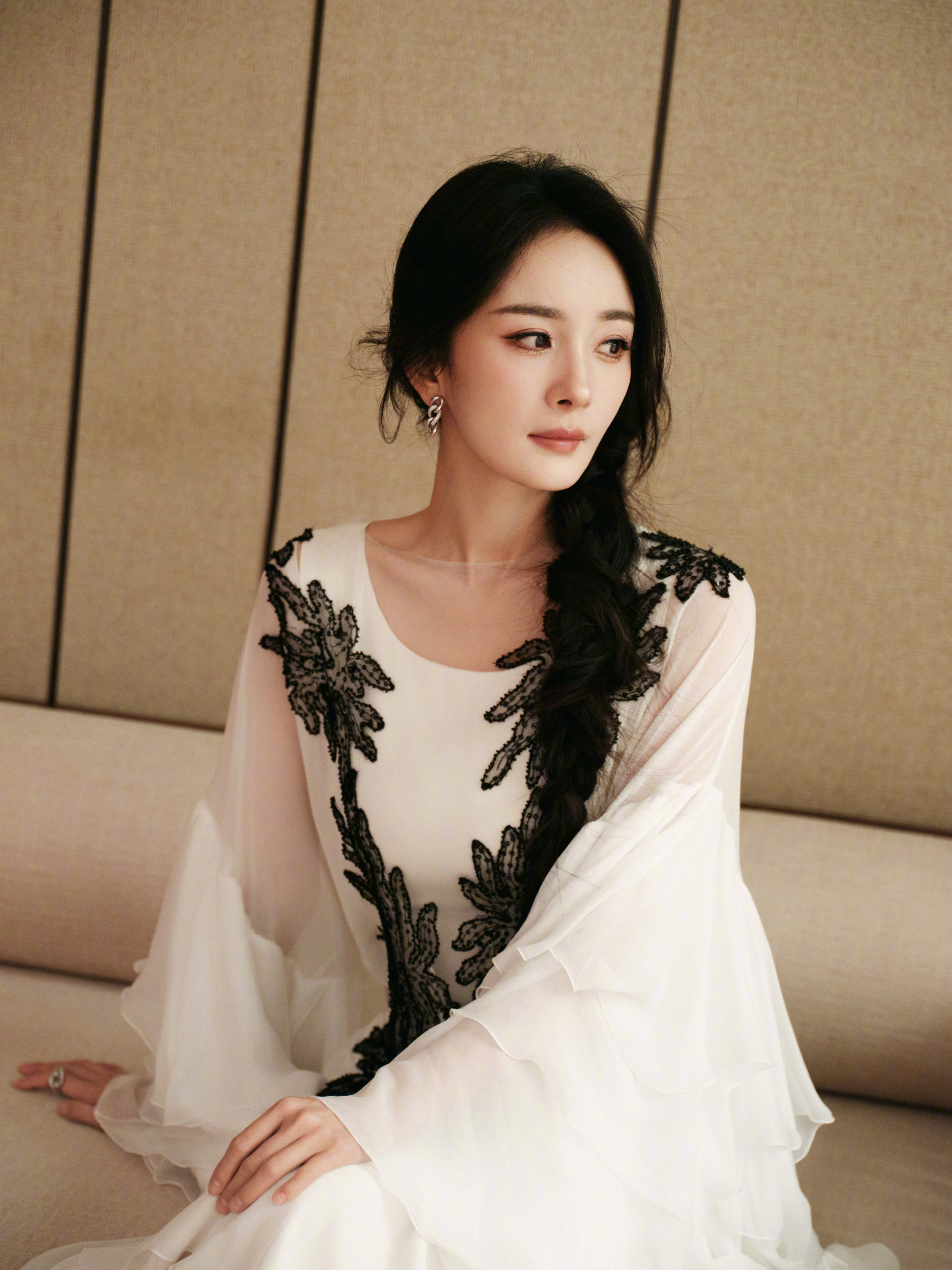 杨幂 君乐宝奶粉直播造型礼服｜JUANA MARTIN  HAUTE COUTU