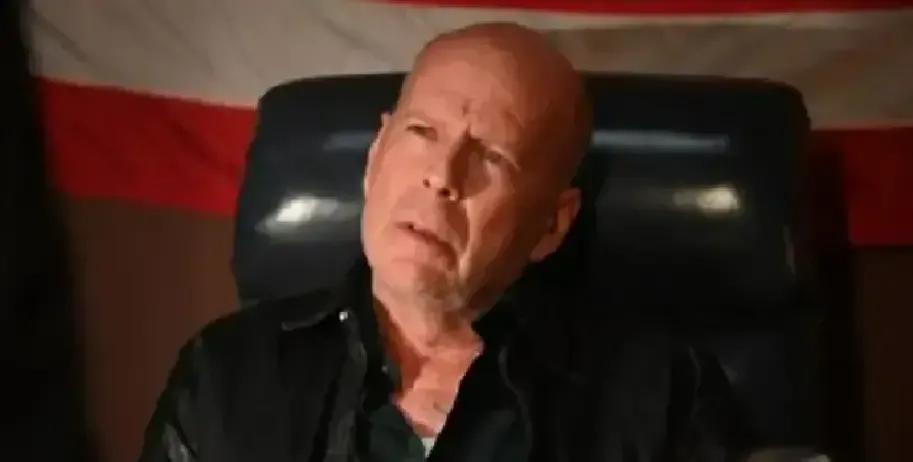 布鲁斯·威利斯被额颞叶痴呆症逼到连一句完整台词都吐不出，硬汉只能缴械。
2022