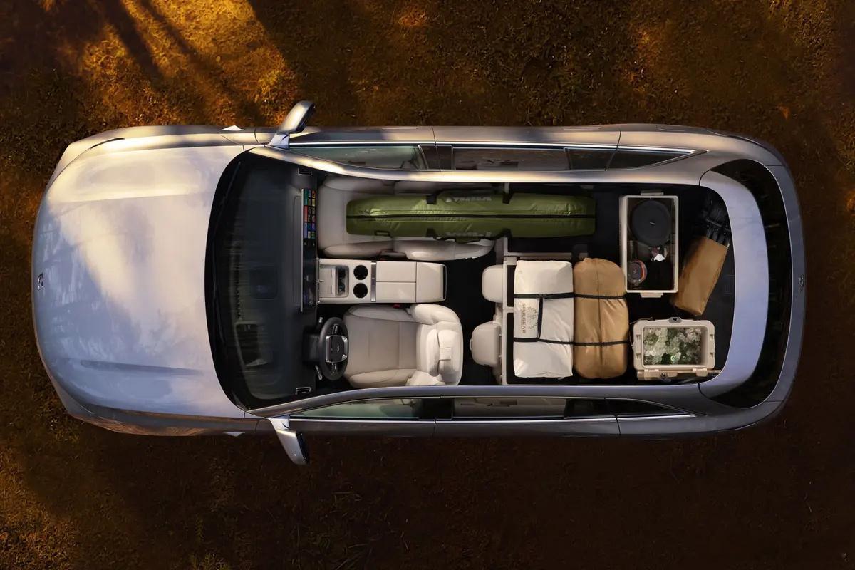 理想 L7 确实把家庭需求抓得很准。二排空间敞亮，座椅按摩能缓解久坐疲劳，老人小