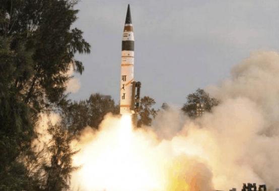 5500枚核弹头，一举超过中美俄，中方严正警告：日本极短时间拥核

二战的蘑菇云