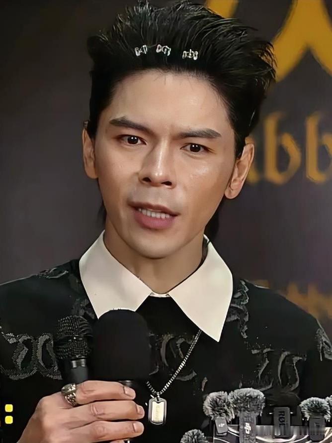 我朋友在泉州石狮见到了向佐，
她偷偷和我说了句大实话，
以后别再说向佐长相平平了