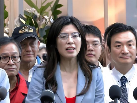 万万没想到！郑丽文亲自跑一趟大陆，民调不升反降，直接跌到4%。这一脚踩空，把20