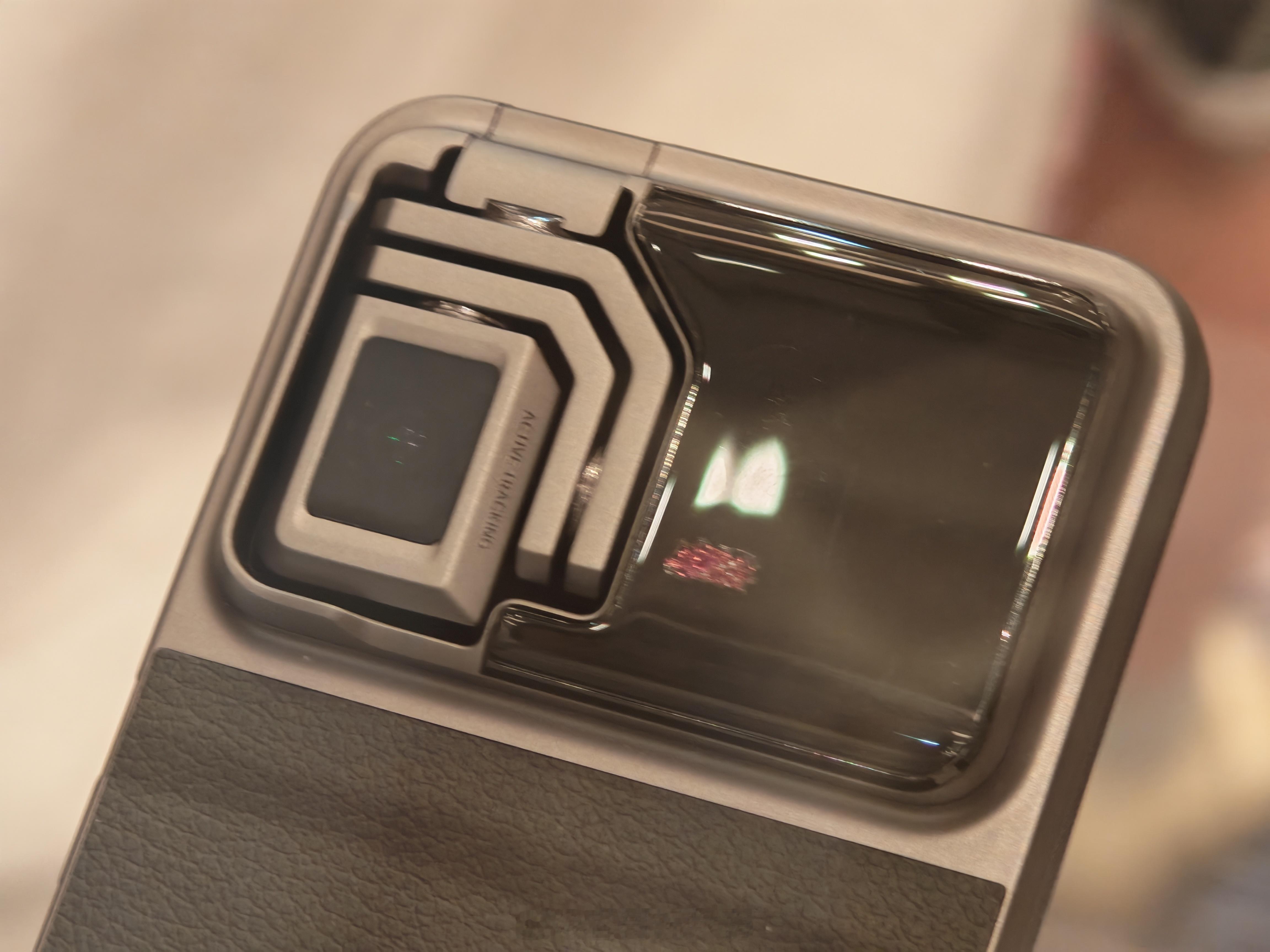 荣耀ROBOT PHONE的出现，让科技与情感的联结有了更温暖的想象。它不只是冰