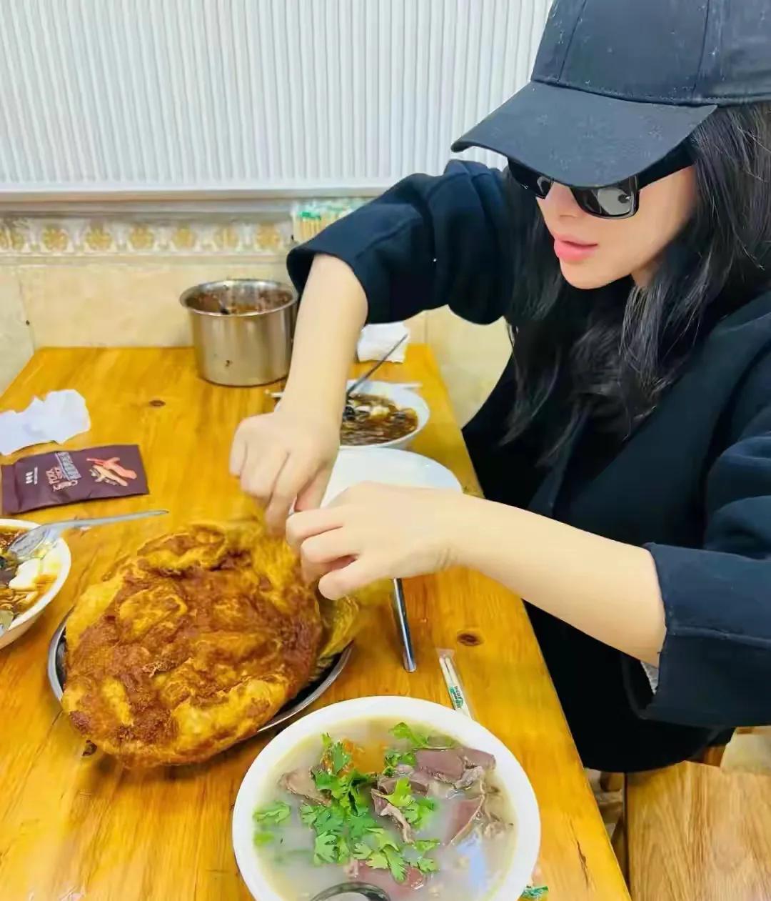 朱珠带女儿排队吃小吃，穿一身黑色戴帽子墨镜包裹严实，依然挡不住星范，好接地气的一