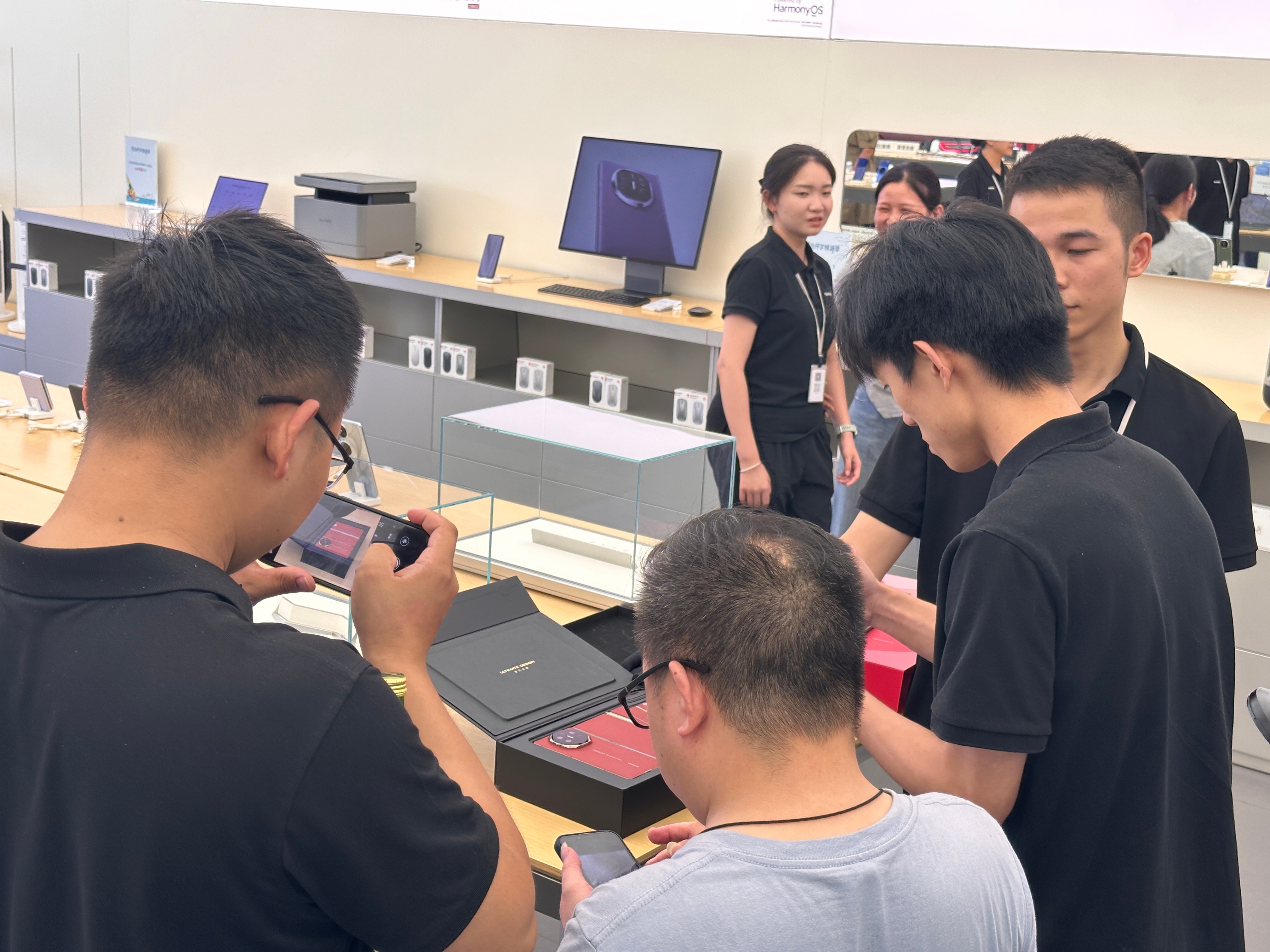 #年轻人还会在线下买手机吗#小调查：你们现在买手机，是在线上还是线下买？[并不简