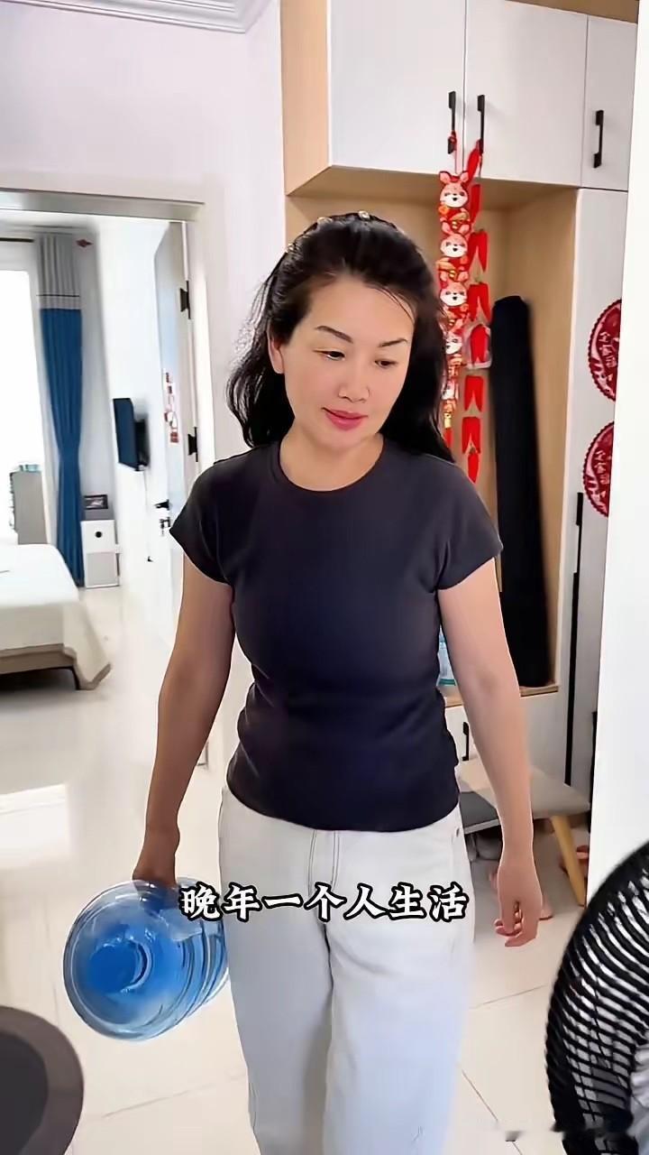 不管你是两夫妻
还是两口子
也不管是多大年纪
只要是分床睡
就等于离婚
就等于夫