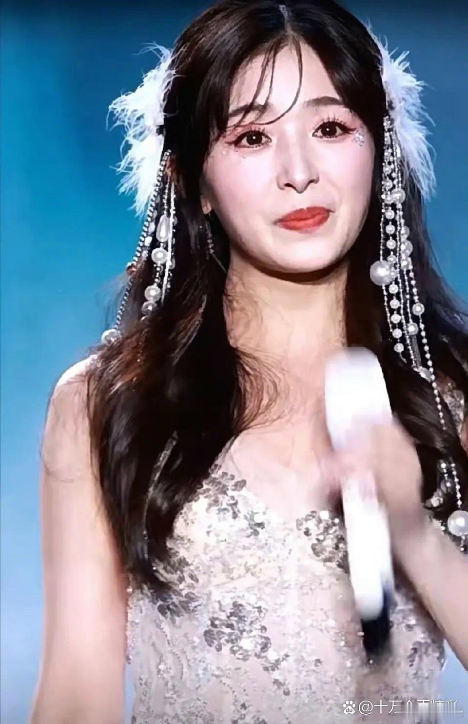 张含韵的鼻子怎么是鹰钩鼻了呢？好像她早期鼻子也没这么尖，是化妆的问题，还是太瘦 