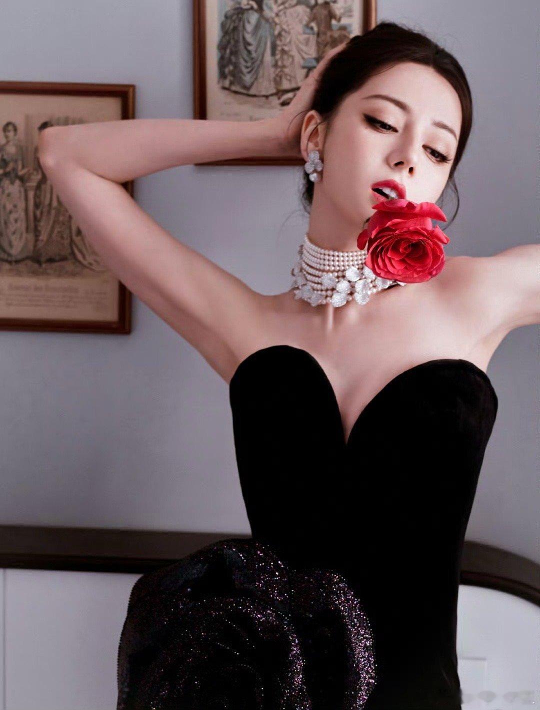 金鹤龙给迪丽热巴化的明媚妆金鹤龙晒闪耀巴黎的明艳热巴[开学季][开学季] ​​​