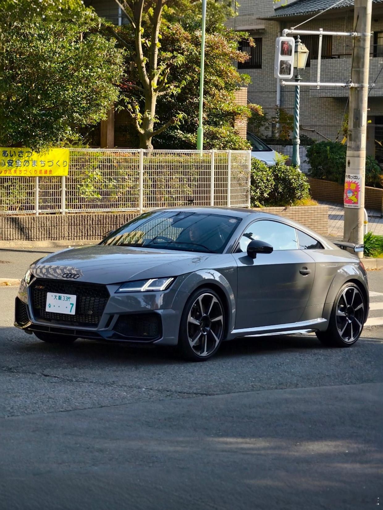 型车街拍大阪街头偶遇末代奥迪 TT RS。这代不仅是 TT 的终章，也是奥迪最后