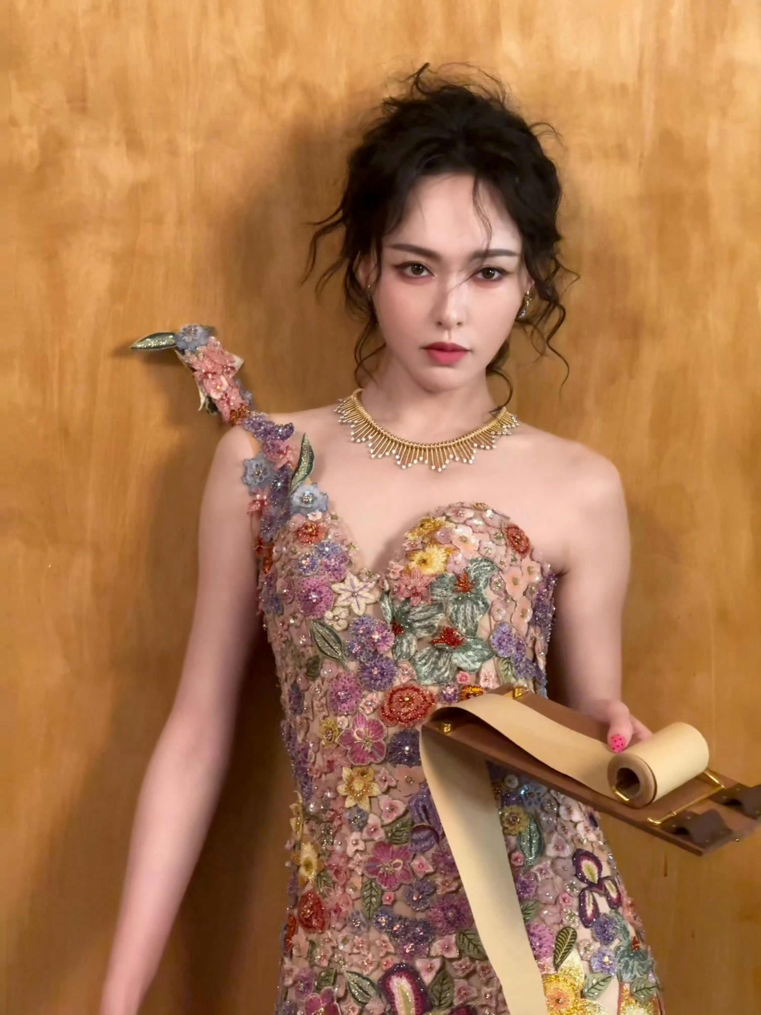 唐嫣 花神降临八五花真的太抗打了！在年轻的时候，有了满意的事业。后来又一边兼顾事