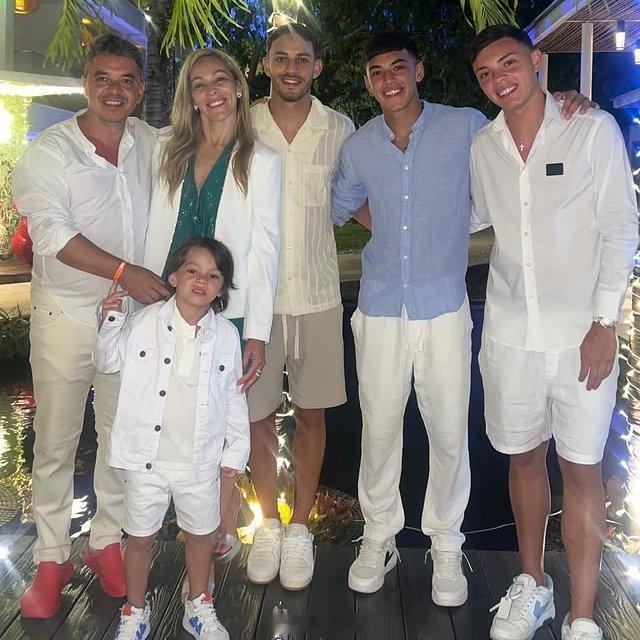 河床圣诞快乐 河床主帅洋娃娃加拉多和家人👪欢度圣诞节🎅 