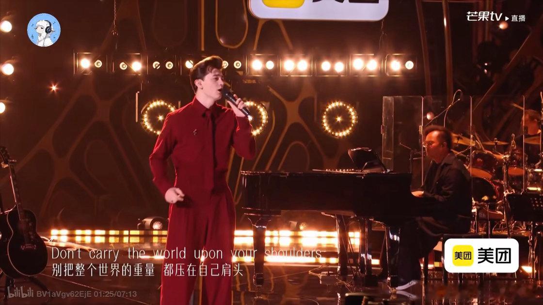 歌手直播感觉是不是换灯光团队了，最近几期的舞美经常把桁架下得很低，画面背景看上去