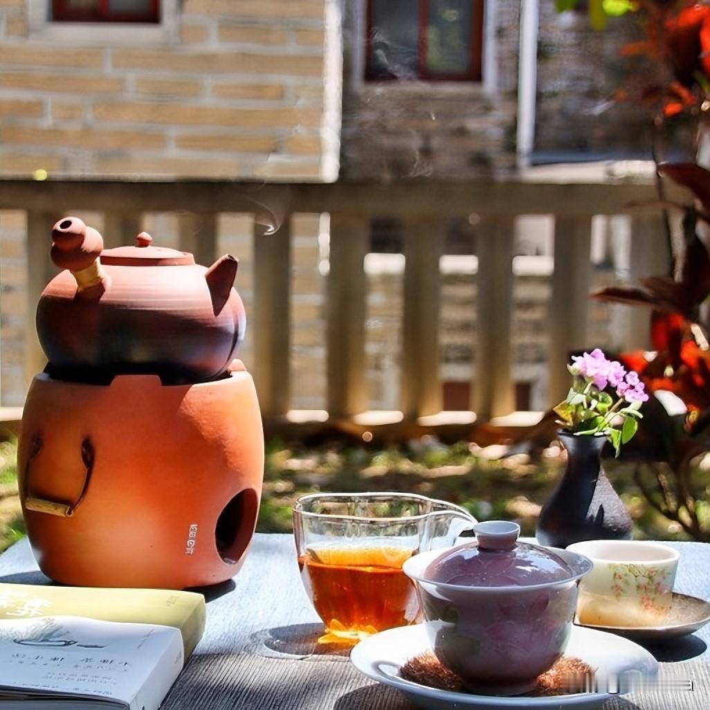 《静待茶甘·五律体》
炭火燃炉沸水狂，新芽怯浪翠痕伤。
世人惊色浮华艳，茶客凝心