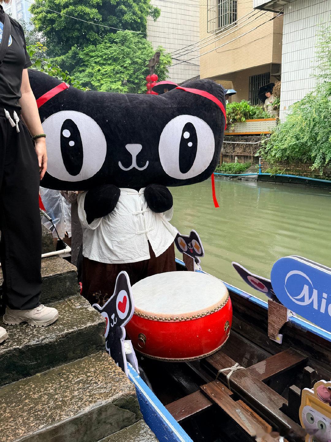 佛山龙舟赛场小猫美美观赛来叠滘看热血龙舟啦！天猫联合美的在赛场开设广东冰室，打卡