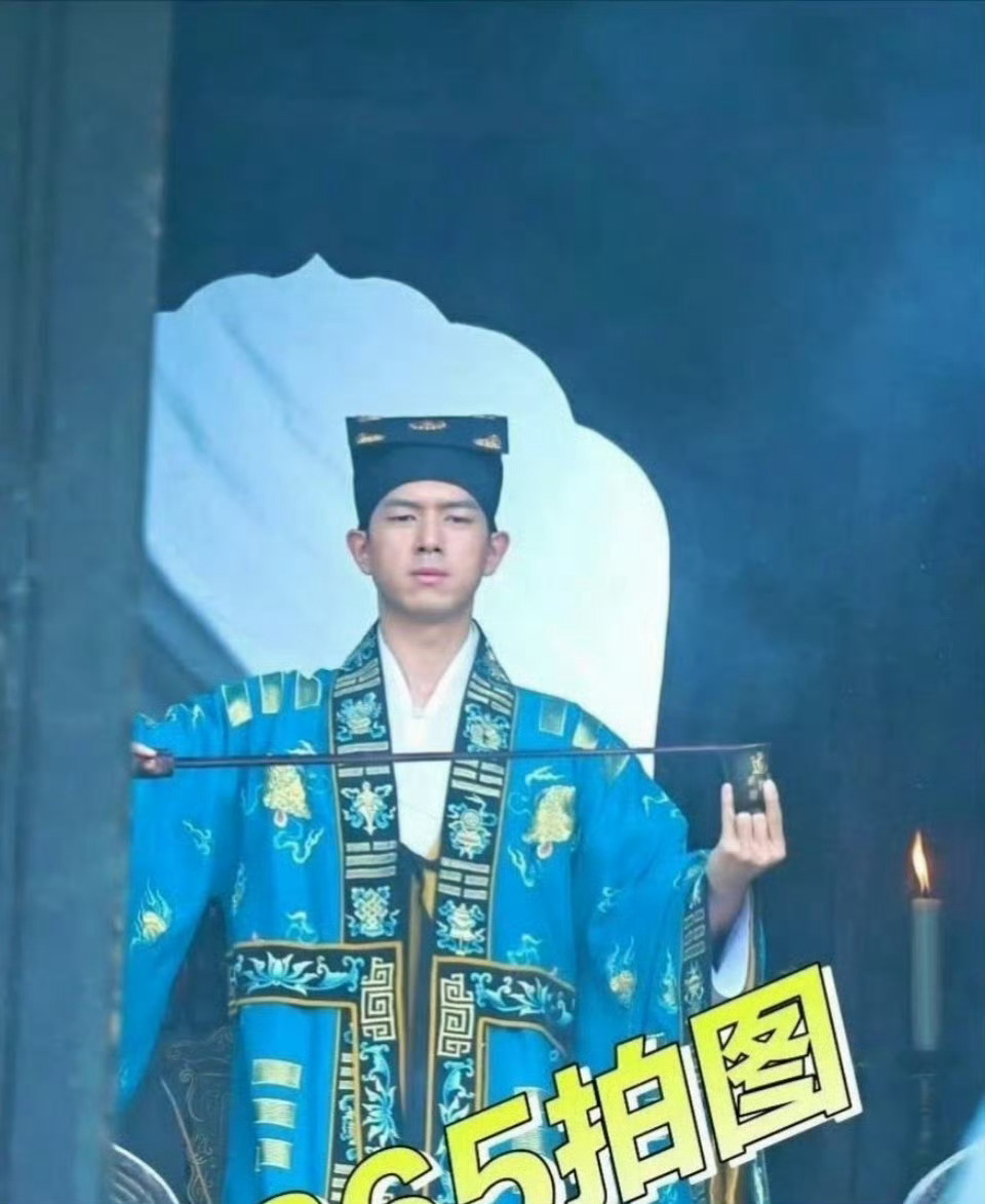 李现道士造型李现新剧造型，仙风道骨，一剑破云！李现一袭素白道袍加身，眉目间流转着