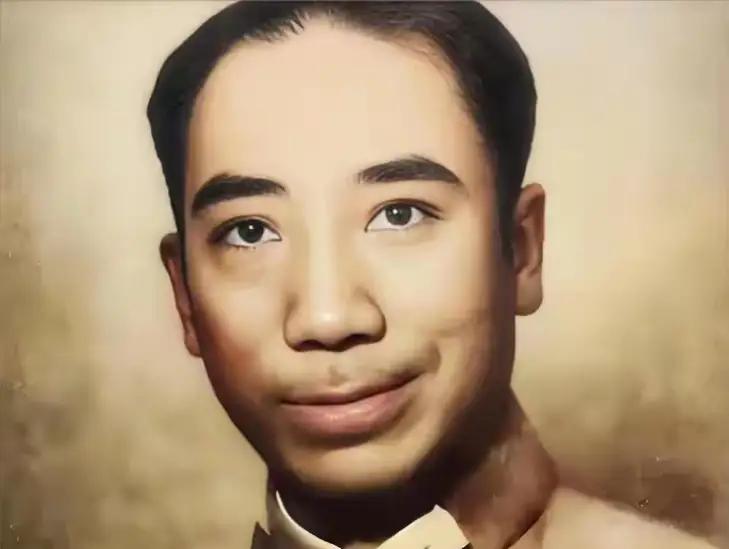 1938 年的武汉，空气中弥漫着战火逼近的焦灼与压抑。这座临时首都不仅是国民政府