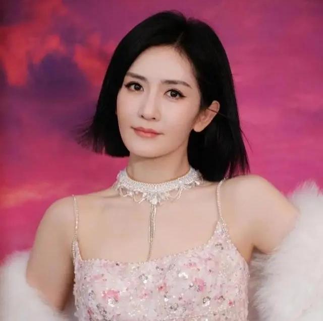 大姐，要不咱就别唱了？这是要出人命啊！
真应了那句“人家唱歌要钱，咱唱歌要命”，