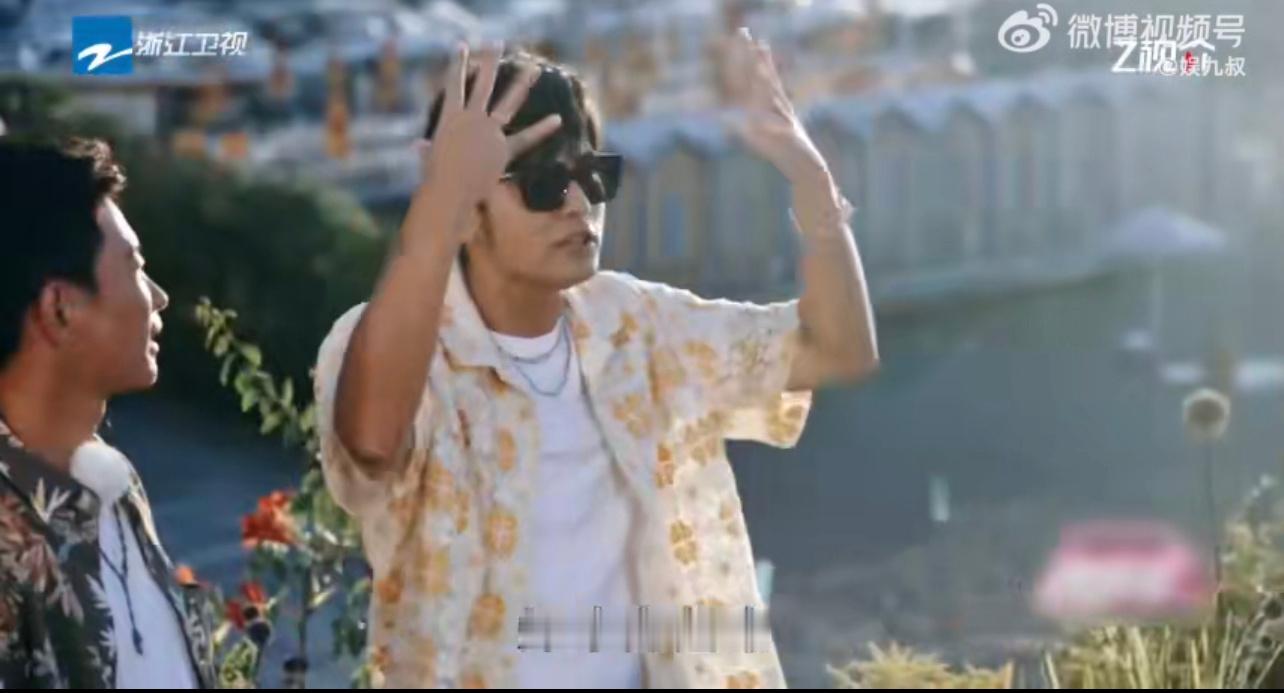 周杰伦 我这个人怕尴尬周杰伦说通常他们流行歌手上舞台前奏一起来的时候其实不知道怎