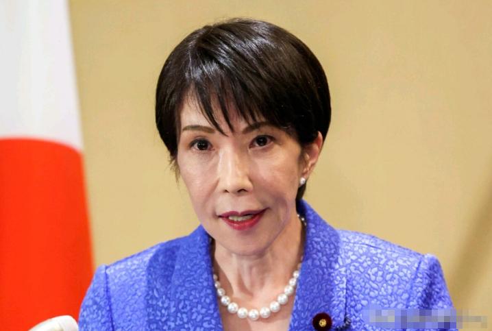 这绝对是日本国会近期最社死、也最微妙的一幕：
10月19日，高市早苗，竟然当着全