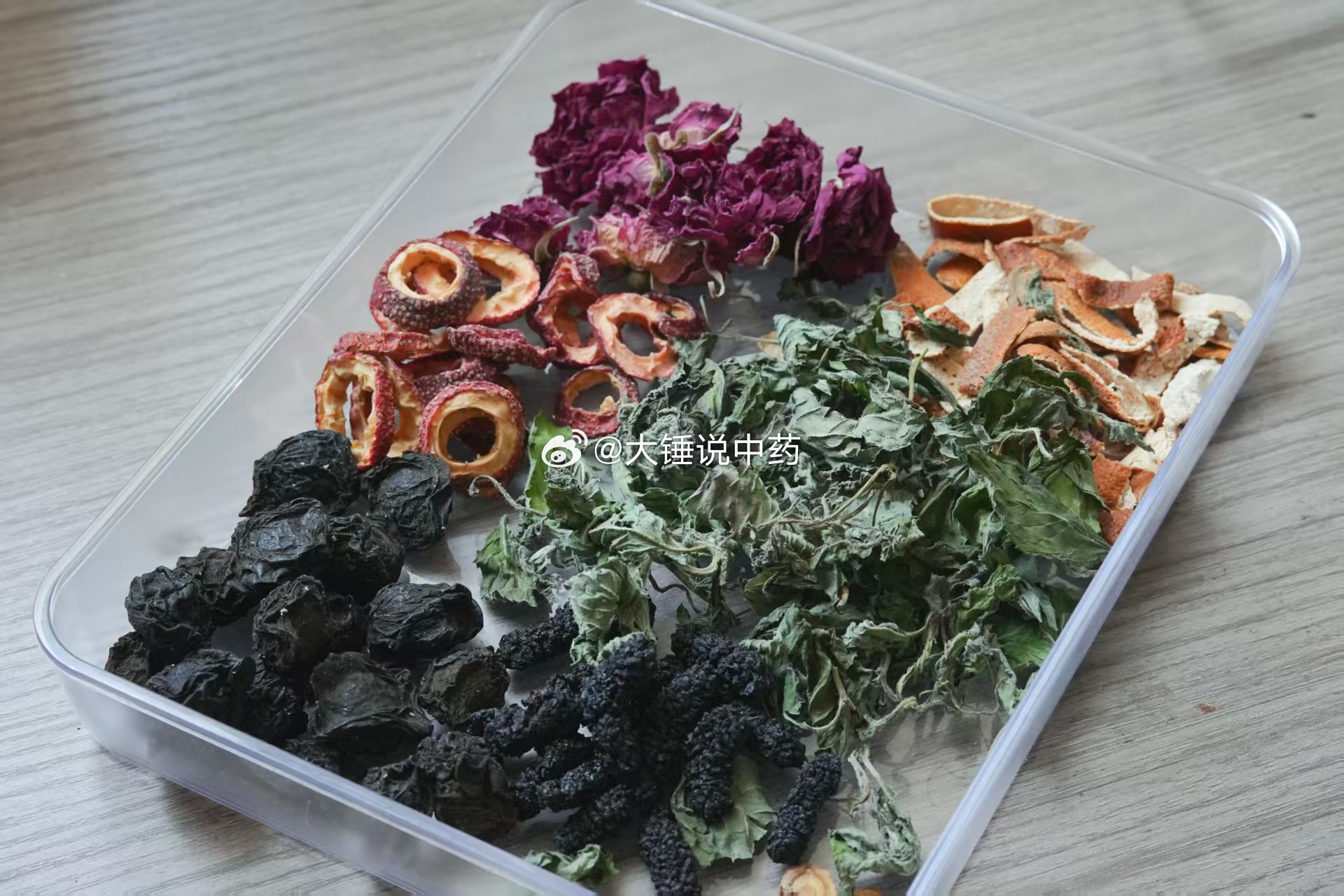 酸梅汤的版本有特别多，有些还带有什么特别的功效，引人注目，抓住了客户的痛点，比如